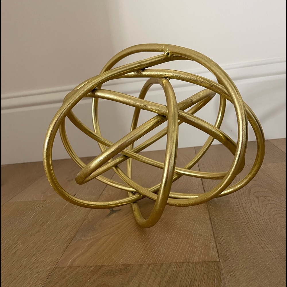 brass/gold bookshelf decor